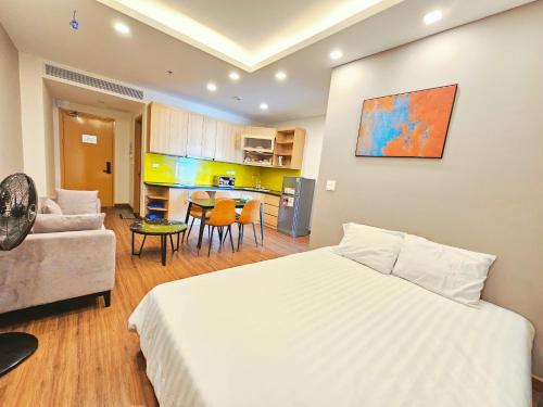 a bedroom with a bed and a couch and a kitchen at FLC Sea Tower Quy Nhơn, ban công view biển, bồn tắm, hồ bơi có phí , gần quản trường in Quy Nhon