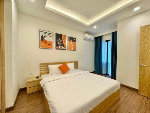 a bedroom with a large bed in a room at FLC Sea Tower Quy Nhơn, ban công view biển, bồn tắm, hồ bơi có phí , gần quản trường in Quy Nhon