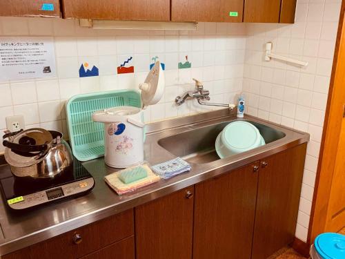 信濃的住宿－Labo Land Kurohime "rental cottage cottage" - Vacation STAY 62616v，厨房配有水槽和台面