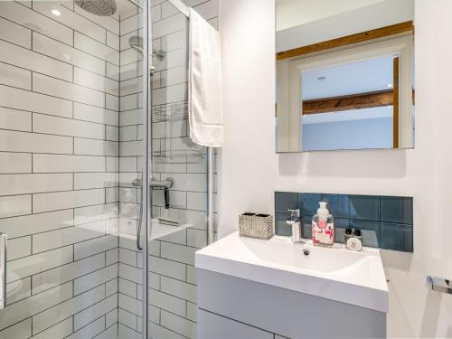 ein weißes Bad mit einem Waschbecken und einer Dusche in der Unterkunft Pass the Keys Converted Hop House Apt - Old Amersham - Chilterns in Amersham