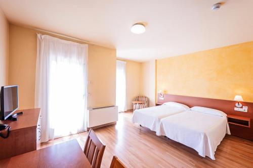 Кровать или кровати в номере Hotel La Perla D'Olot