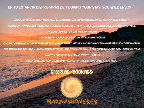 une page de plage avec une image du coucher du soleil dans l'établissement Marinas Sunset - Tu Dúplex con Solarium Privado!, à Vera