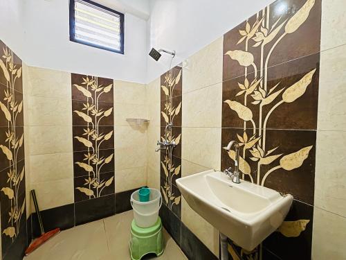 ein Badezimmer mit Waschbecken und Toilette in der Unterkunft Trip In Hostel, Udaipur in Udaipur