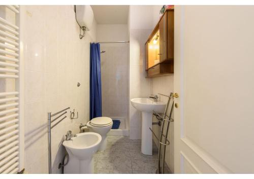 uma casa de banho com 2 WC e um lavatório em Sea Air House em Lido di Camaiore