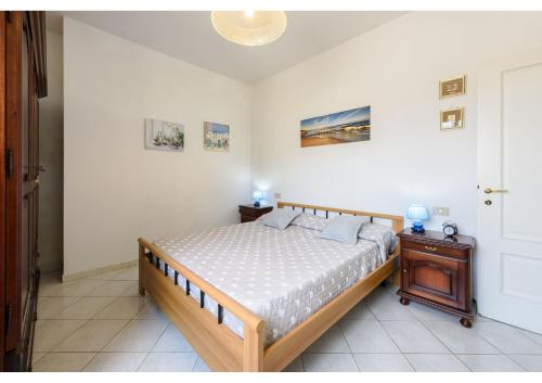 um quarto com uma cama e uma mesa com 2 candeeiros em Sea Air House em Lido di Camaiore