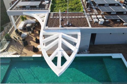 an overhead view of a house with a swimming pool at Studio 1quarto Vista Mar Barra in Salvador