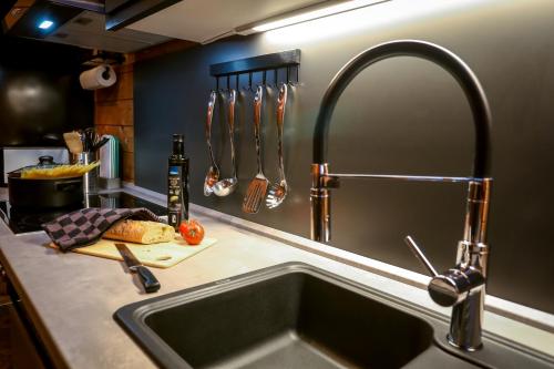 um lavatório de cozinha com utensílios numa parede em Bergfreude Chalet em Braunlage