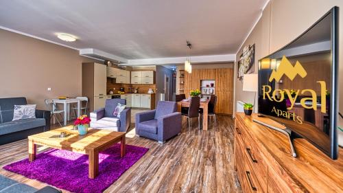 Μια τηλεόραση ή/και κέντρο ψυχαγωγίας στο Apartamenty 11-go 26 i 22 Listopada by Royal Aparts