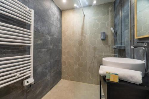 une salle de bain avec un lavabo et une douche dans l'établissement 1BRE - Splendide appartement Vieux-Port, à Marseille