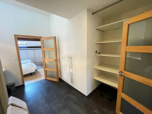 a room with a closet with a door and a bedroom at Spacieux 5 pers Centre+Terrasse in Clermont-Ferrand