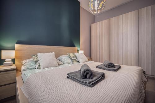 波普拉德的住宿－Apartmán Poprad Veľká，一间卧室配有带毛巾的床