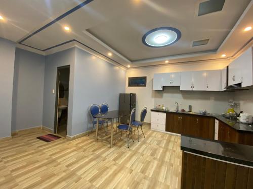 een keuken met een tafel en stoelen in een kamer bij Căn hộ S'pung Villa in Bao Loc