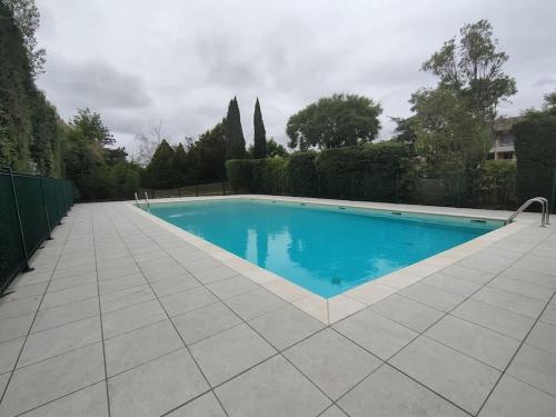 A piscina localizada em Le Flambelle - Charmant 2 pièces avec parking ou nos arredores