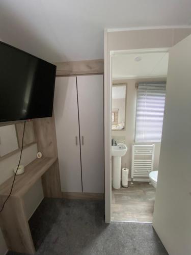 Et badeværelse på Meadow View 171 - Golden Palm - Central heating, WiFi, pet friendly, bed linen - Meadow Lakes Caravan & Lodge Hire