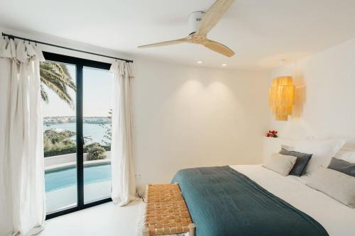 En eller flere senger på et rom på Villa Alma luxe & sea views