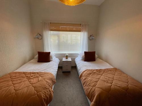 Postel nebo postele na pokoji v ubytování Pass the Keys The Cabin Dog Friendly Haven with Hot Tub Sleeps 4