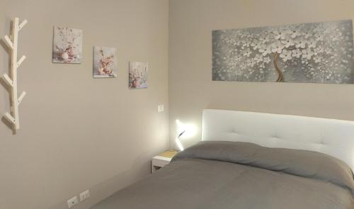 1 dormitorio con 1 cama y algunas fotos en la pared en Old Bridge Minisuite, en Roma