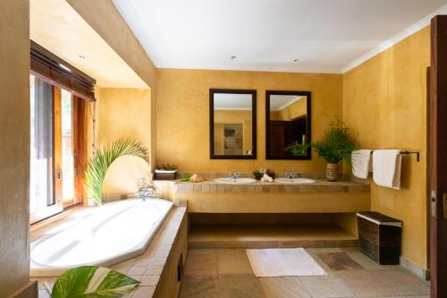 a large bathroom with two sinks and a tub at Collection Luxury Accommodation: Quinta Do Sol, Vilanculos, Mozambique in Vilanculos
