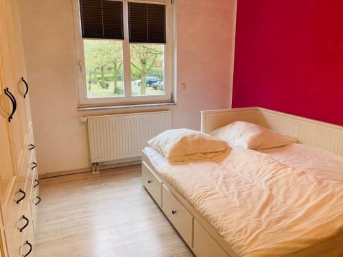 Tempat tidur dalam kamar di 5 Stars Home - 5 Min to Fair Messe Hannover - Ganzes Haus - Comfortable big Home with fine work places, roof garden and terrace with barbecue, fast WLAN, window blinds - fine breakfast on request