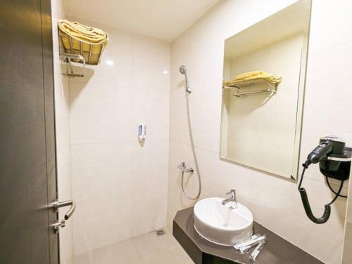 un baño con lavabo y espejo en Lovina 808 at Citra Plaza Nagoya, en Jodoh