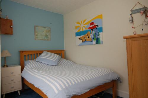ウェスト・ラントンにあるSouth Sideのベッドルーム1室(ベッド1台付)が備わります。壁には絵画が飾られています。