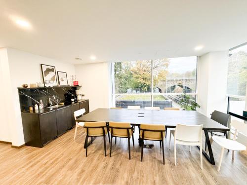 a dining room with a large table and chairs at Modern 2-Bed Apartment Near Ascot & Legoland, Sleep upto 4 guests, Pet Friendly, Parking Available on Request! in Bracknell