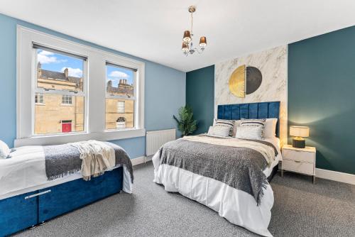 En eller flere senge i et værelse på Charming House in Bath - Sleeps 11
