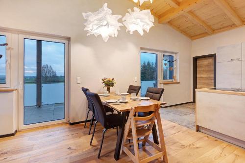 - une cuisine et une salle à manger avec une table et des chaises dans l'établissement Ferienwohnungen Bosserthof, à Donaueschingen