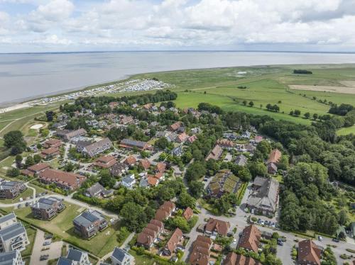 eine Luftansicht eines Wohngebiets neben dem Wasser in der Unterkunft Ferienhaus Seepferdchen in Sehestedt