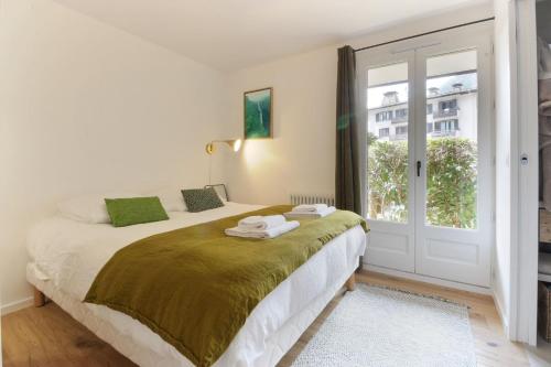 une chambre avec un lit et une fenêtre dans l'établissement Les Gaillands, à Chamonix-Mont-Blanc