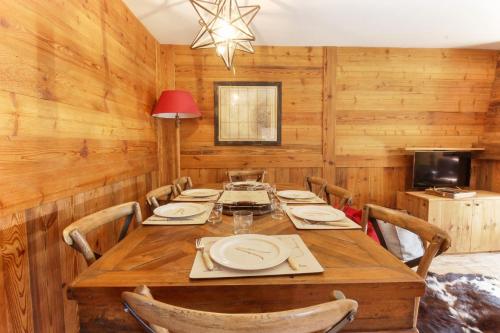 une salle à manger avec une table et des chaises en bois dans l'établissement Clos des Vorgeats - Duplex Beside Golf Course - Patio - UTMB, à Chamonix-Mont-Blanc