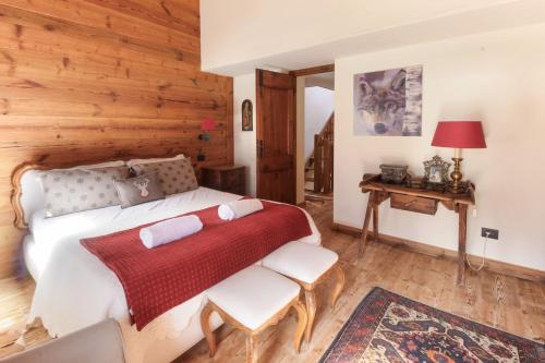a bedroom with a large bed and a table at Clos des Vorgeats - Duplex Beside Golf Course - Patio - UTMB in Chamonix-Mont-Blanc