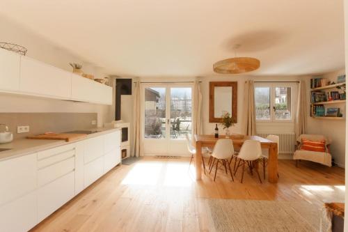 une cuisine avec une table en bois et une salle à manger dans l'établissement Les Gaillands, à Chamonix-Mont-Blanc