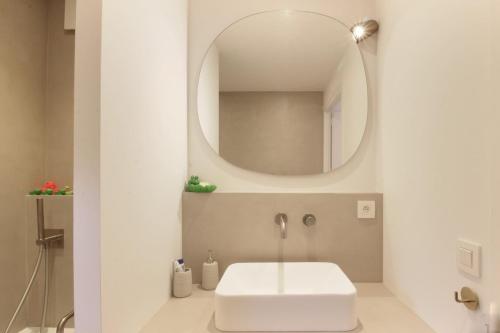 une salle de bain avec un lavabo blanc et un miroir dans l'établissement Les Gaillands, à Chamonix-Mont-Blanc