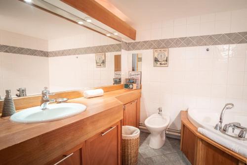 une salle de bain avec un lavabo et des toilettes dans l'établissement Chalet Vorgeats 2 - 6 pers - Au pied de la Flégère - Golf - UTMB, à Chamonix-Mont-Blanc