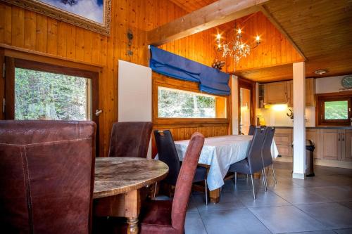 une salle à manger avec une table et des chaises dans l'établissement Datcha of Sky -Jardin - Calme - 180 vues - 9 chambres & Studio Appt, aux Houches