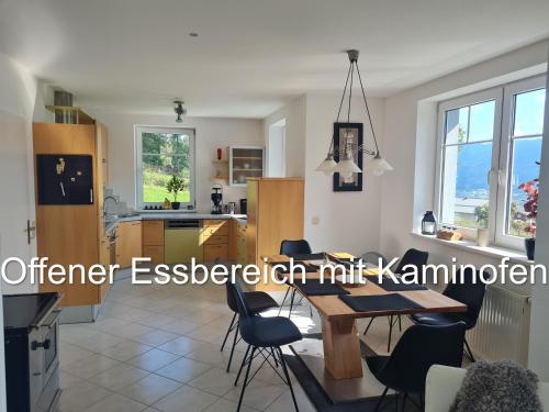 - une cuisine et une salle à manger avec une table et des chaises dans l'établissement Aparts Lakeview -Gerlitzen -Ossiacher See -Ski, à Tratten