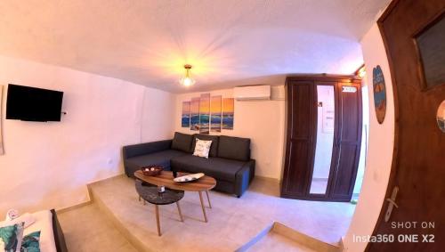 薩莫色雷斯島的住宿－Sun Oniro Studio，客厅配有沙发和桌子