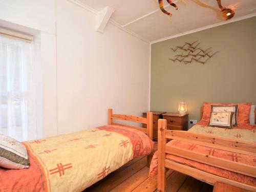 sypialnia z 2 łóżkami i oknem w obiekcie 3 Bed in Appledore 55363 w mieście Appledore