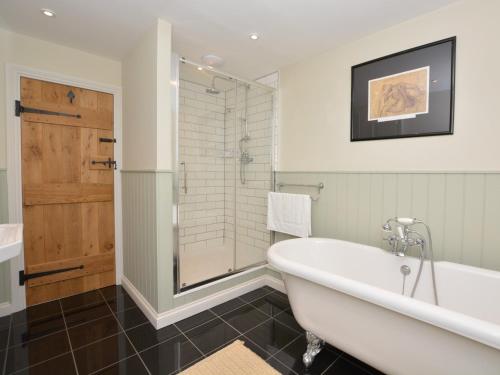 Ένα μπάνιο στο 3 Bed in Tansley 57013