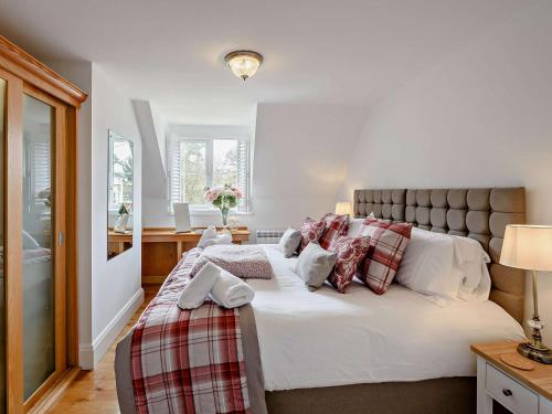 um quarto com uma grande cama branca com almofadas em 2 Bed in Bideford 87991 em Parkham