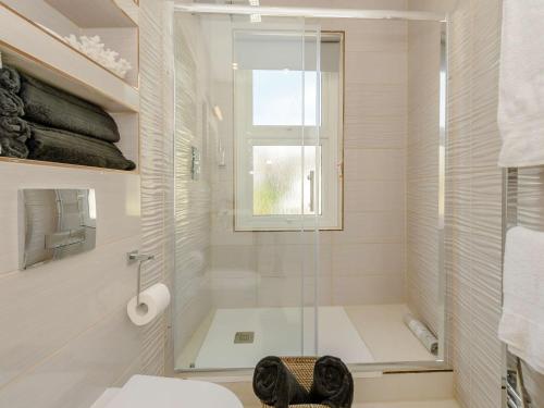2 Bed in Eastbourne 88874 في إيستبورن: حمام مع دش ومرحاض ونافذة