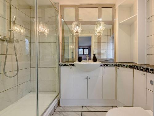biała łazienka z umywalką i prysznicem w obiekcie 5 bed in Burridge 89078 w mieście Curdridge