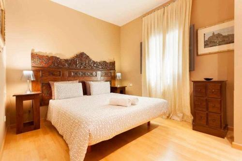 1 dormitorio con 1 cama grande y cabecero de madera en Sleep y Stay Apartamento de lujo, en Girona