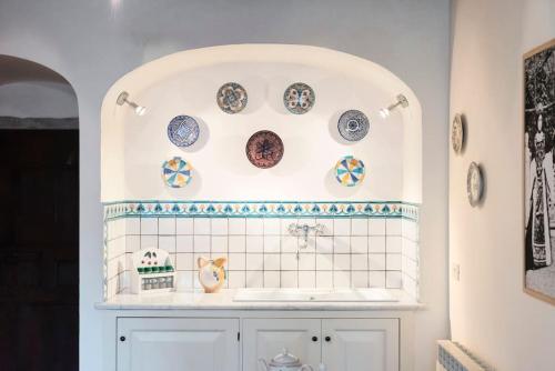 eine Küche mit Platten an der Wand und einem Waschbecken in der Unterkunft Apartment in LuxuryProperty PrivatePOOL Garden BBQ AirC x8 in Castelnuovo di Porto