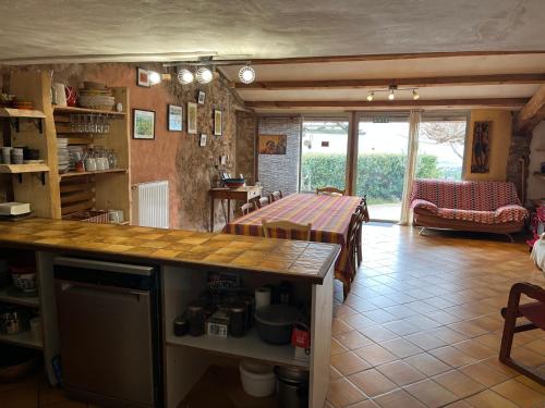 Kuchyň nebo kuchyňský kout v ubytování Chambres d'hôtes Gîte Saint Roch