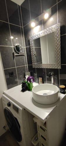 une salle de bain avec un lavabo blanc et un miroir dans l'établissement Bel Cabourg, à Cabourg