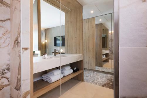 Koupelna v ubytování Hôtel Spa Restaurant Villa Castellane