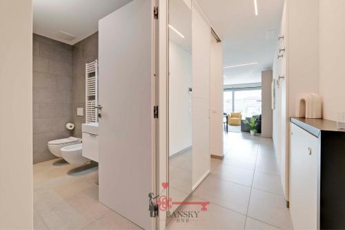 baño con puerta corredera y aseo en Favoloso e Moderno a Bellinzona -By EasyLife Swiss en Bellinzona