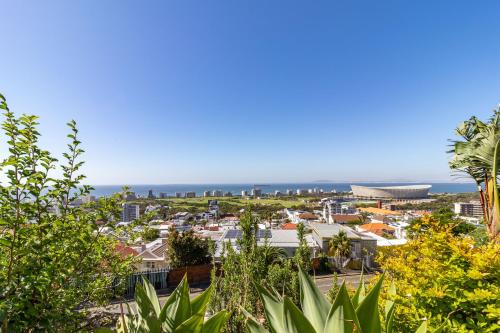 una vista de una ciudad con el océano en el fondo en Cape Town Skyroof apartment LOADSHED PROOF Ocean Views, en Ciudad del Cabo